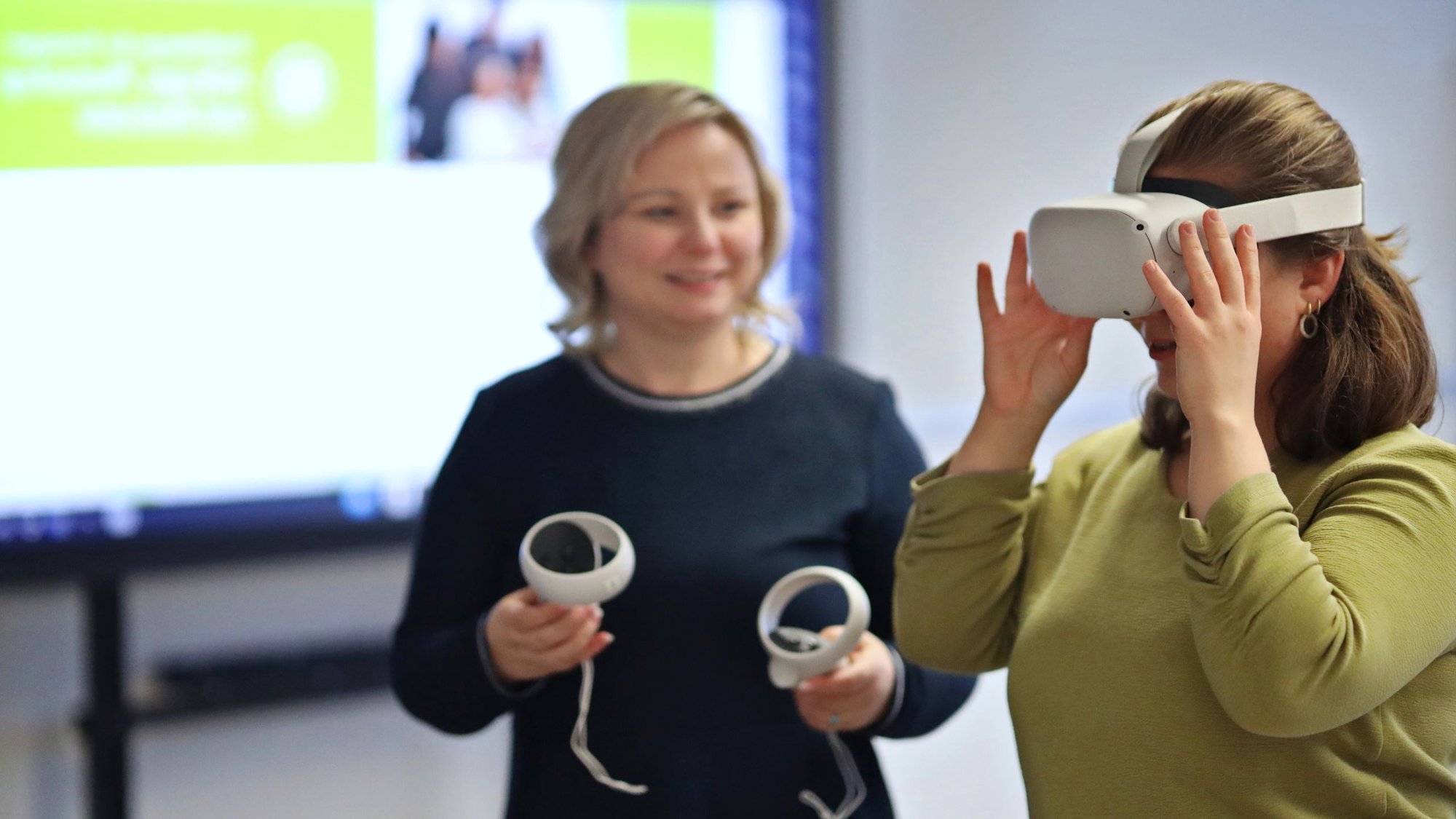 Person testet eine VR-Brille
