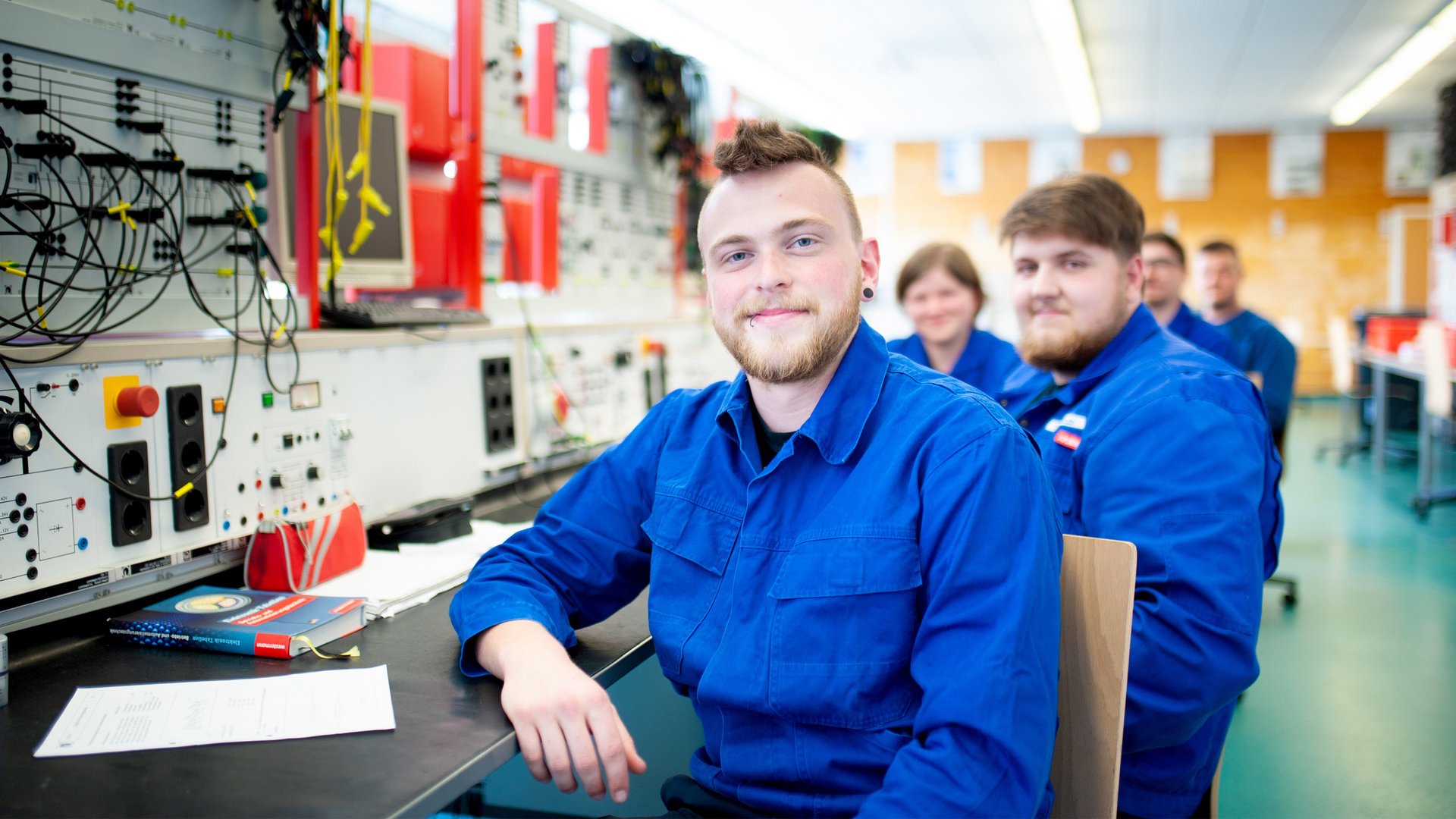 Auszubildende im Bereich Elektrotechnik beim praktischen Unterricht im AFZ Rostock