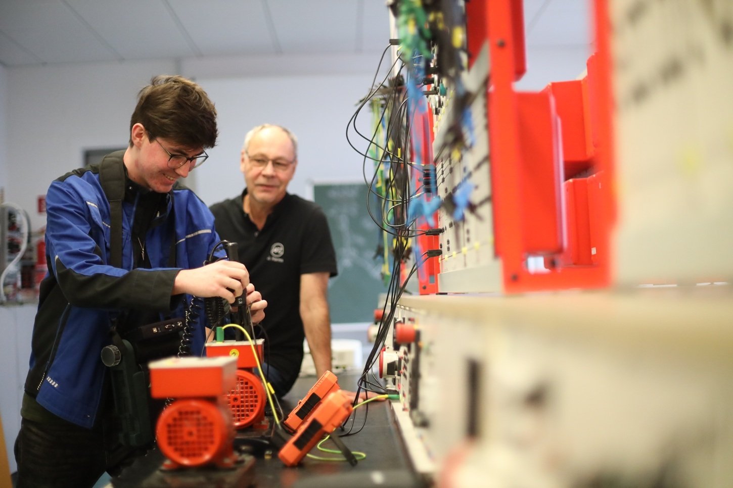 Ausbilder und Schüler in der Elektrowerkstatt im AFZ Rostock