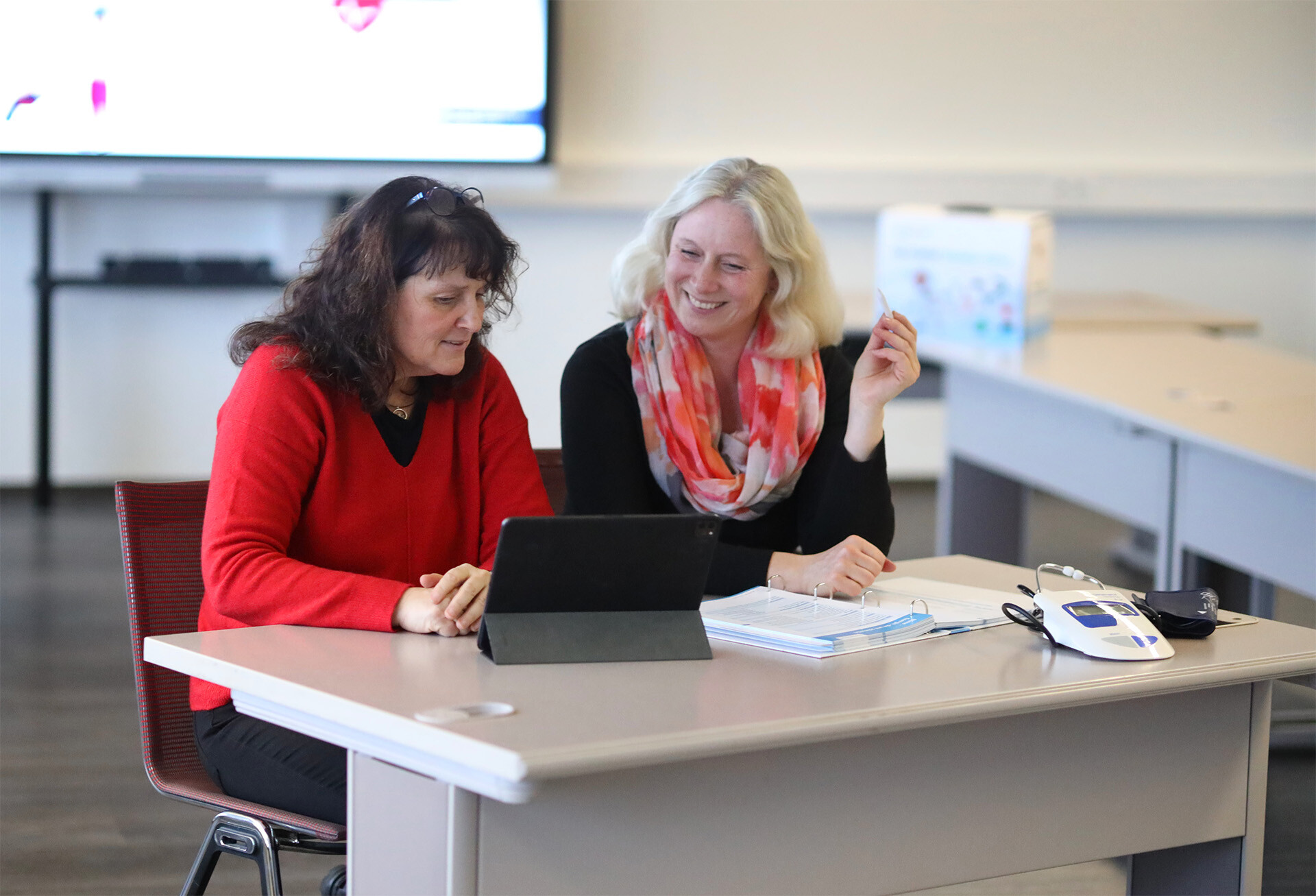 Dozentin Gesundheit und Pflege im Gespräch mit einer Seminarteilnehmenden im AFZ Rostock