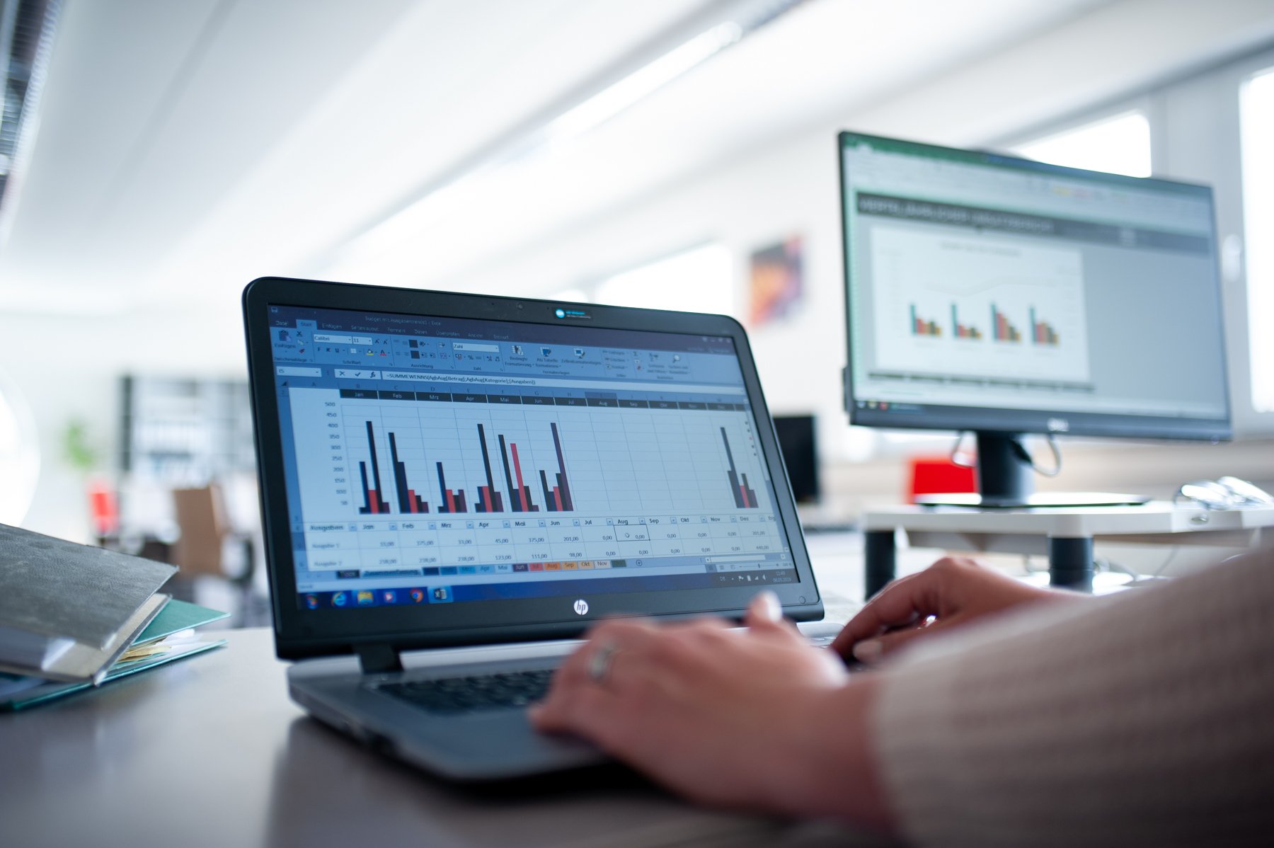 Laptop mit einer geöffneten Excel Diagrammansicht