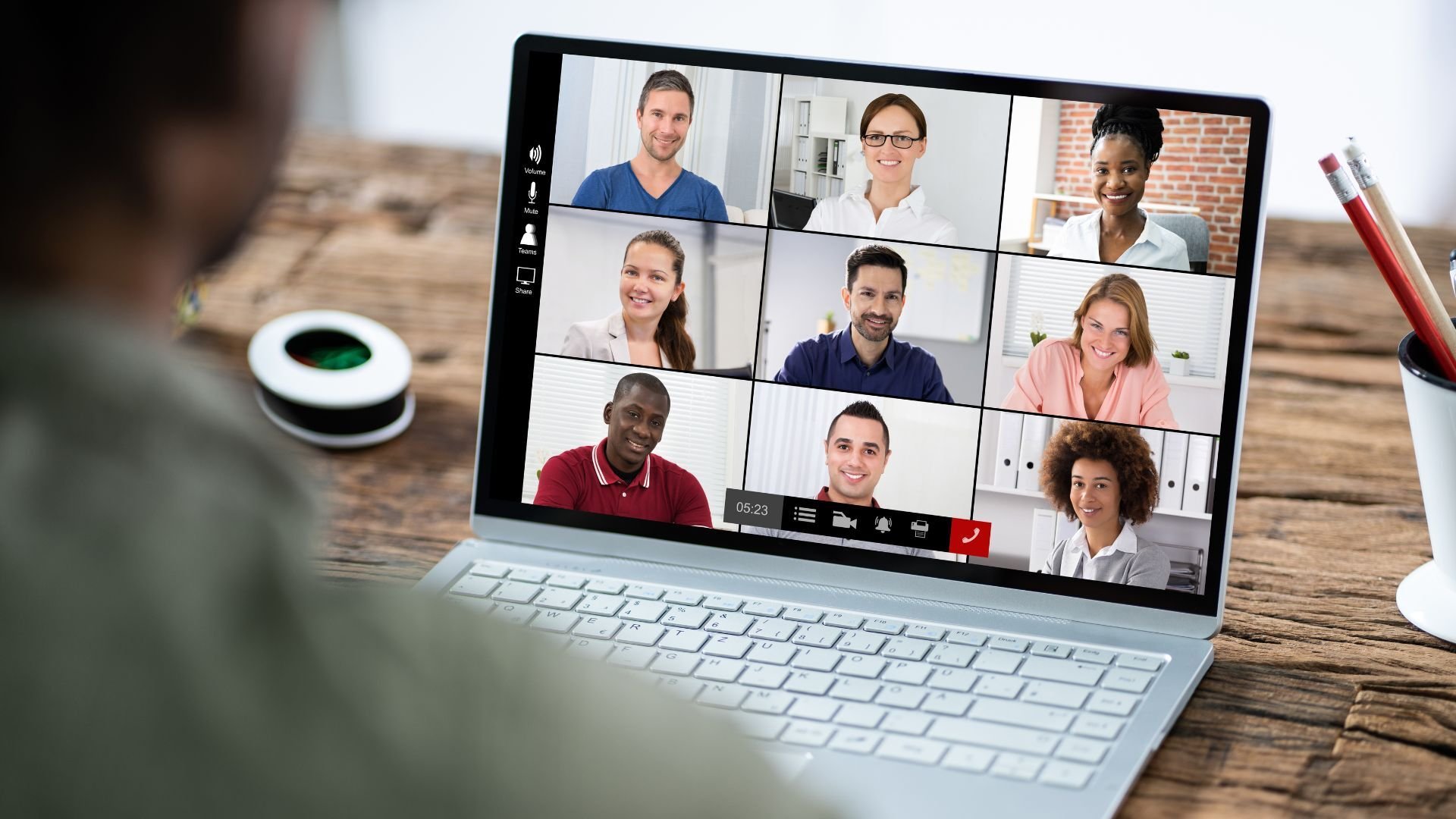 Dozent vor einem Laptop beim Online Unterricht