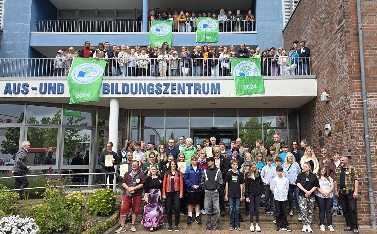 Gruppenfoto der ausgezeichneten Schulen vor dem Eingang des AFZ Rostock