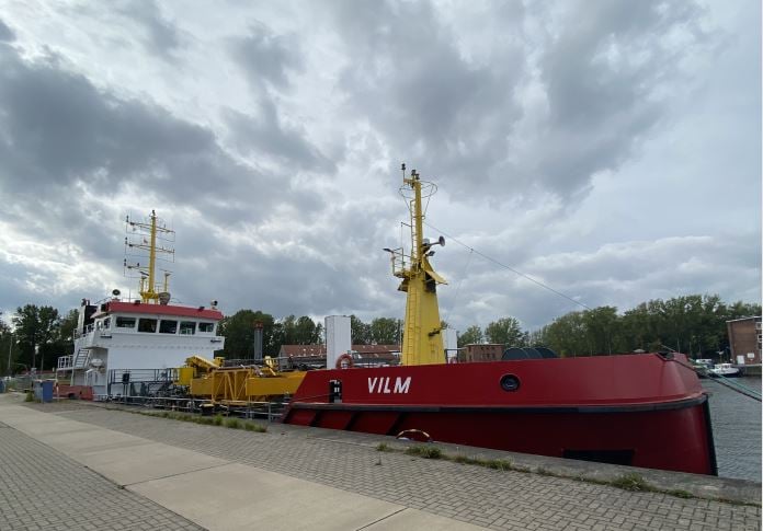 Ölbekämpfungsschiff Vilm an der Kaikante des Rostocker Fischereihafens