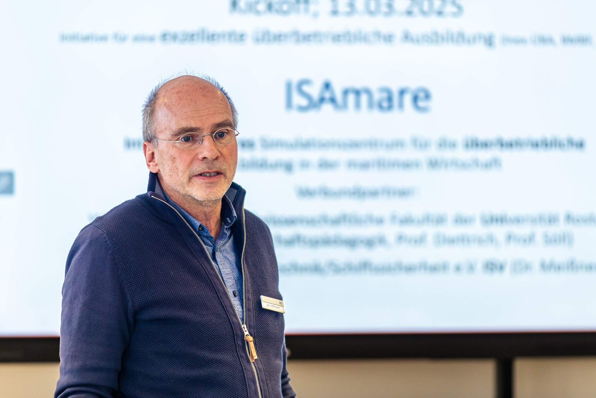 Projektleiter Jan Hoffmann bei Vorstellung des Projektes ISAmare vor Präsentation