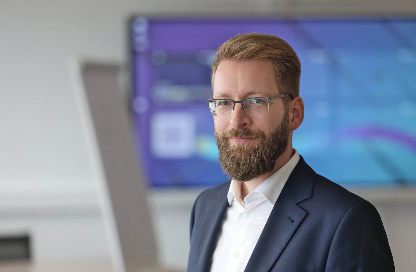 Person schaut in Kamera. Person schaut in Kamera.