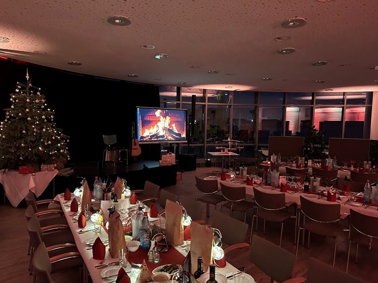 Lokal Am KAI 334 weihnachtlich geschmückt und eingedeckt