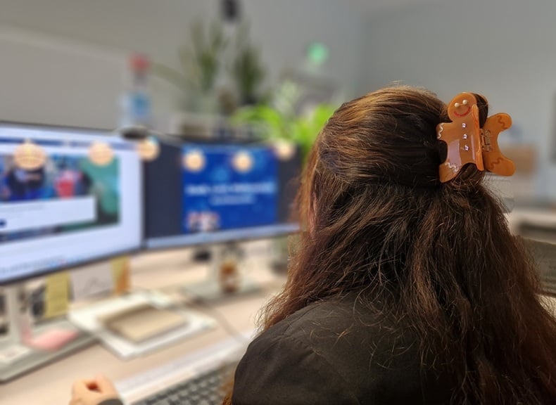 Mitarbeitende mit Lebkuchen Männchen Haarklammer im Büro im AFZ Rostock
