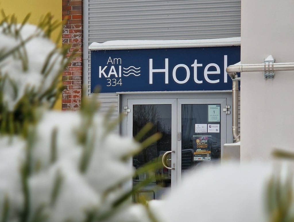 Eingang Hotel Am KAI 334 im AFZ Rostock mit Schnee im Vordergrund