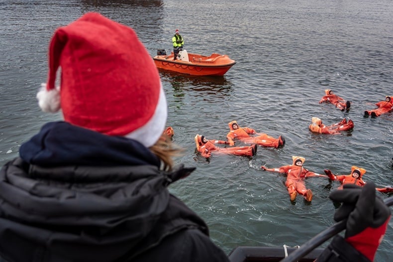 Wasserpraxis im AFZ Rostock und Ausbilder mit Weihnachtsmütze