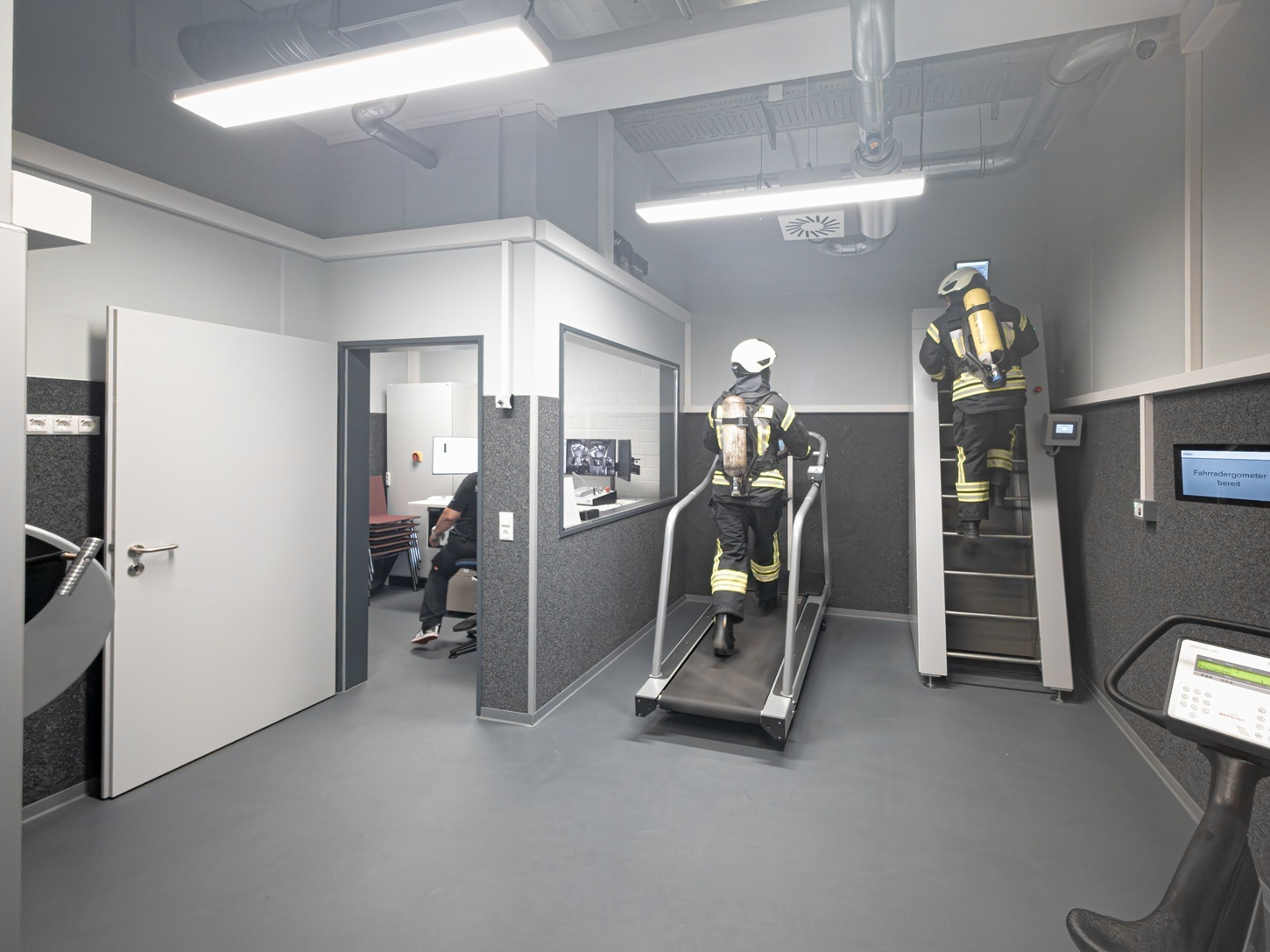 Konditionsraum mit Trainingsgeräten in der Atemschutzübungstrecke