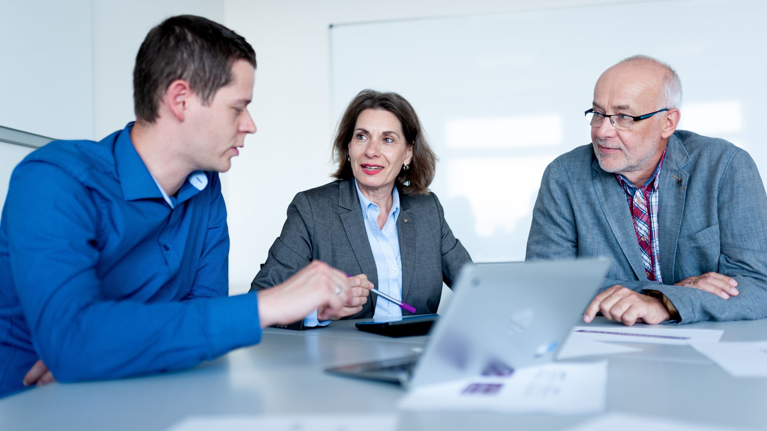 Drei Personen in einem Meeting