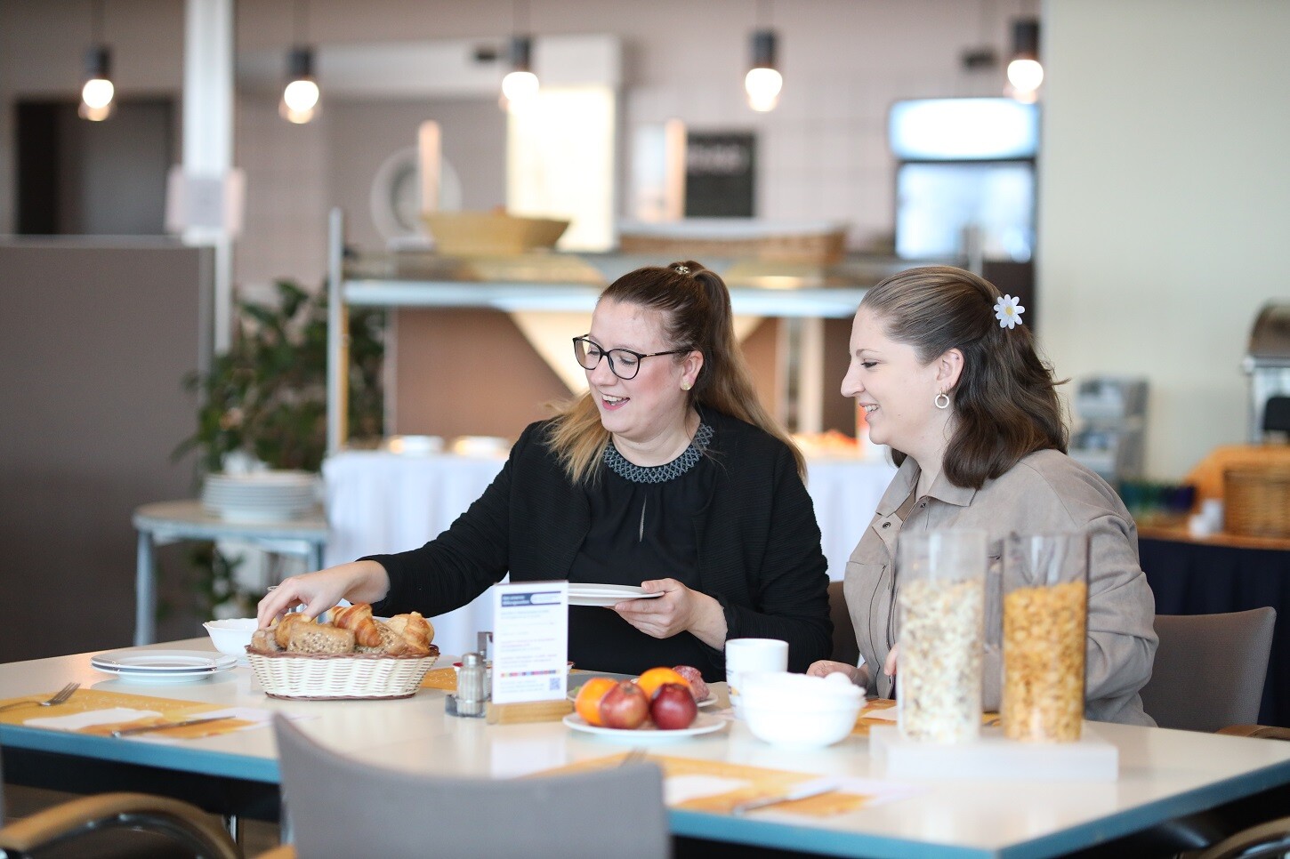 Zwei Gäste sitzend an einem gedeckten Tisch beim Brunch im Lokal "Am KAI 334". Zwei Gäste sitzend an einem gedeckten Tisch beim Brunch im Lokal "Am KAI 334".