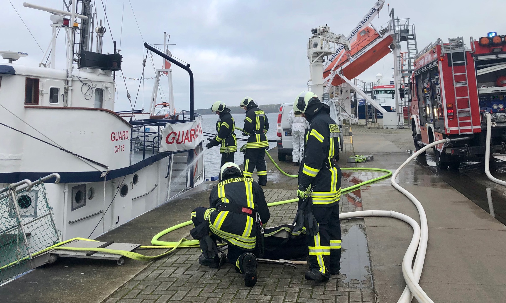 Brandmeisteranwärter absolvieren Lehrgang zur Schiffsbrandbekämpfung