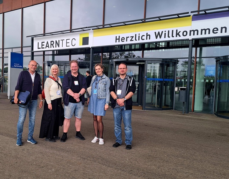 Projektteam ISAmare vor der Learntec Messehalle in Karlsruhe