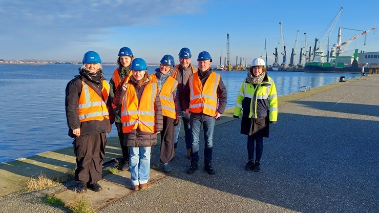 Mitarbeitende des Projektes ISAmare zu Besuch im Rostocker Hafen