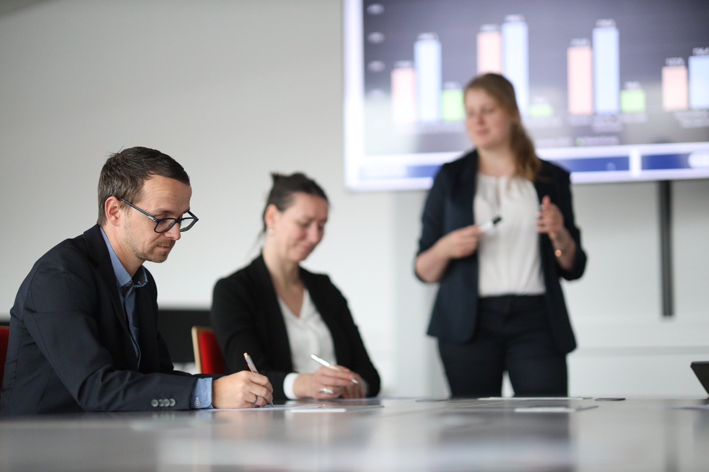 Tagesseminar mit Teilnehmenden und Dozentin bei einer Übung