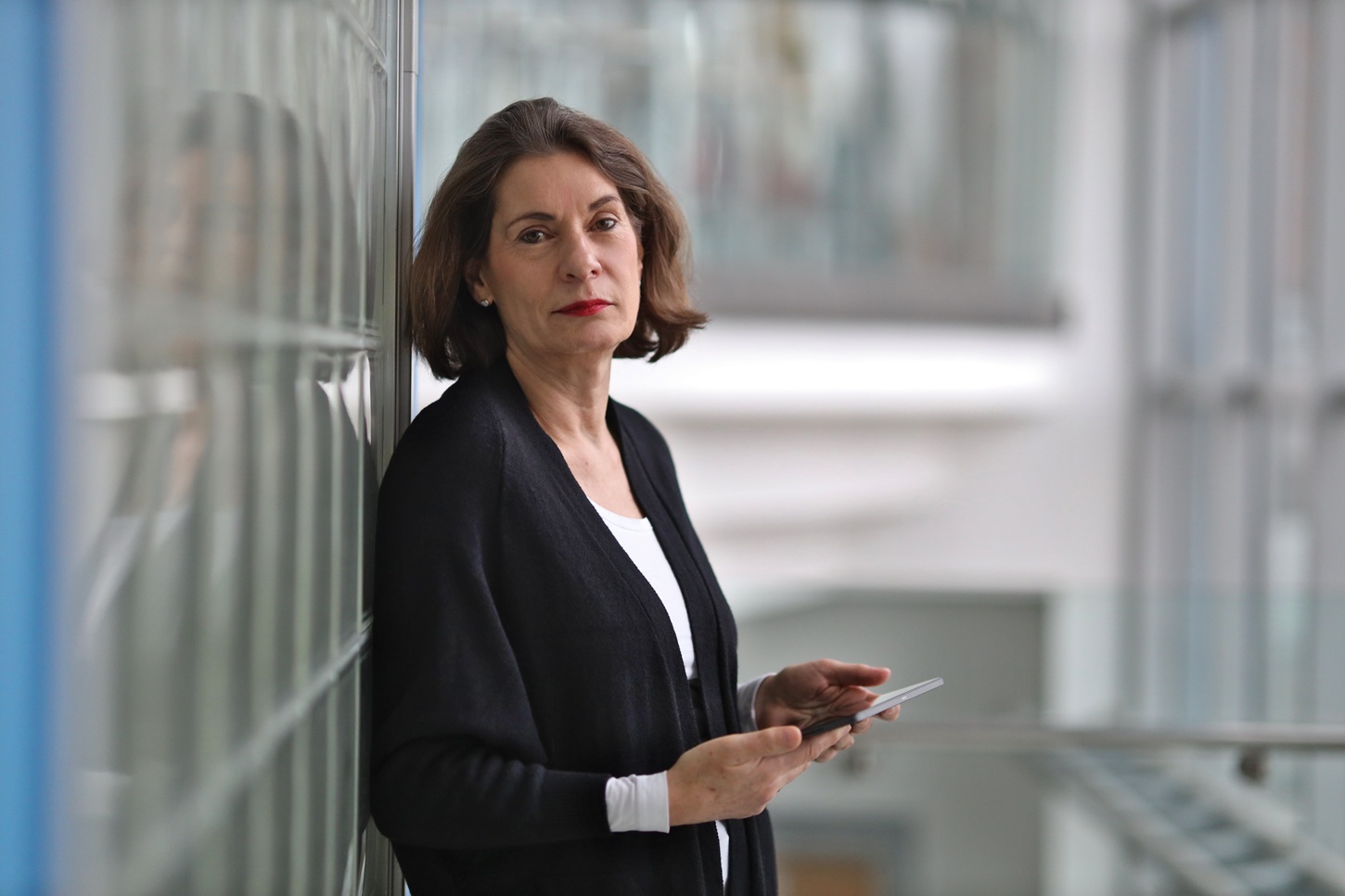 Geschäftsführerin des AFZ Rostock im Treppenaufgang mit Tablet in den Händen